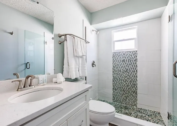 Walk To Beach, Bars, And Restaurants Nearby Apartment Clearwater Beach