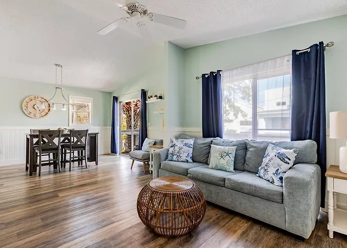 Apartment Walk To Beach, Bars, And Restaurants Nearby