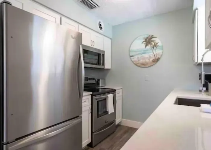 Walk To Beach, Bars, And Restaurants Nearby Apartment Clearwater Beach
