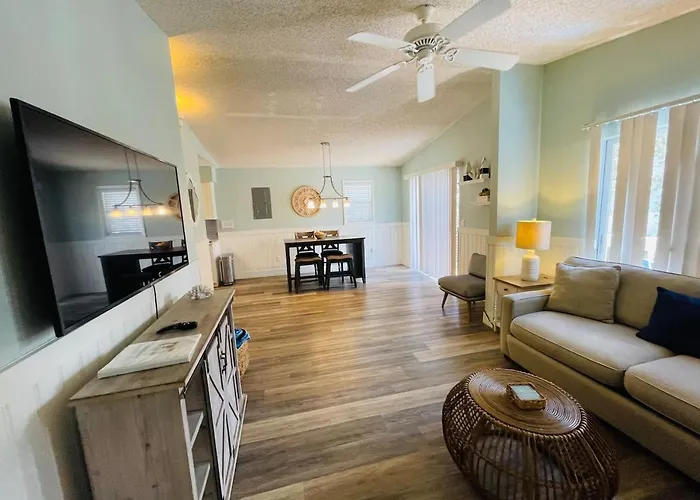 Walk To Beach, Bars, And Restaurants Nearby Apartment