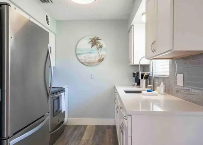 Walk To Beach, Bars, And Restaurants Nearby Apartment *