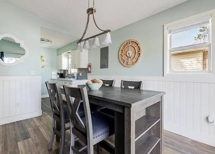 Apartment Walk To Beach, Bars, And Restaurants Nearby