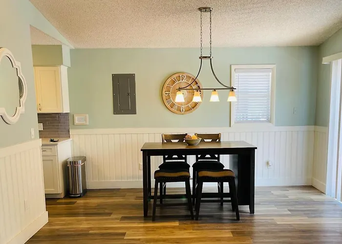 Walk To Beach, Bars, And Restaurants Nearby *