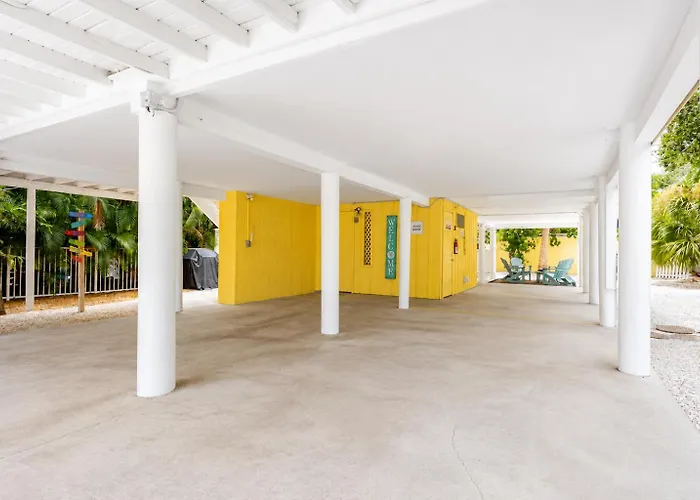 Apartment Walk To Beach, Bars, And Restaurants Nearby *