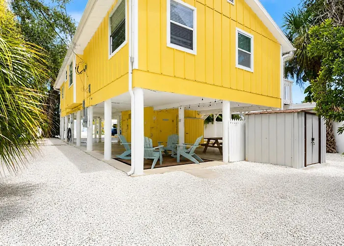 Apartment Walk To Beach, Bars, And Restaurants Nearby