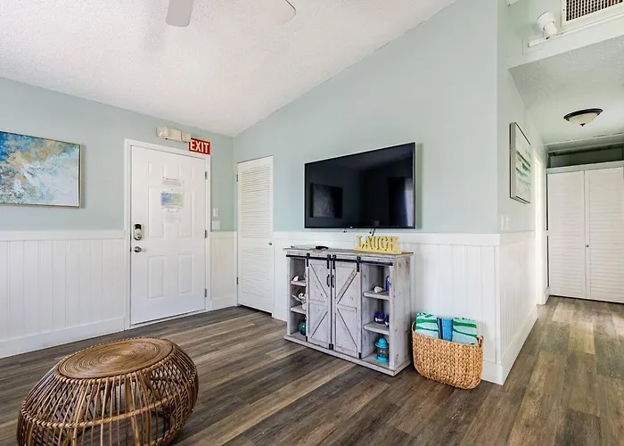 Walk To Beach, Bars, And Restaurants Nearby Apartment