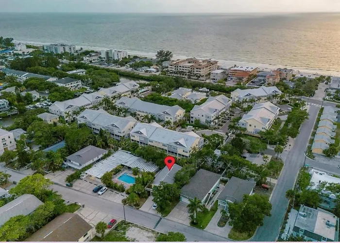 Apartment Walk To Beach, Bars, And Restaurants Nearby