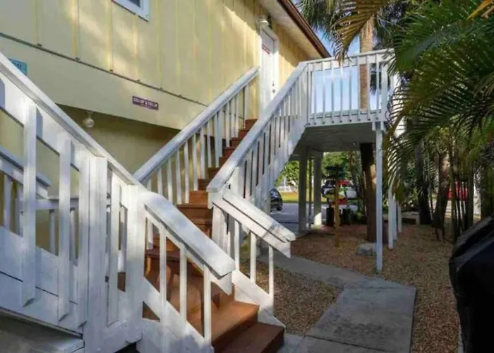 Walk To Beach, Bars, And Restaurants Nearby