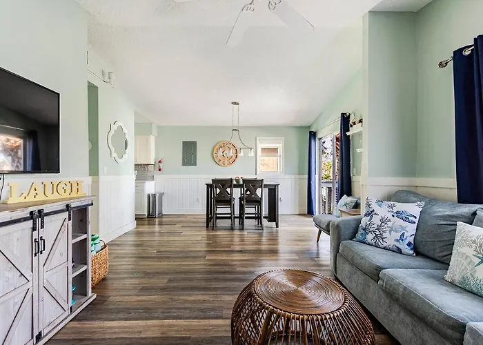 Apartment Walk To Beach, Bars, And Restaurants Nearby *