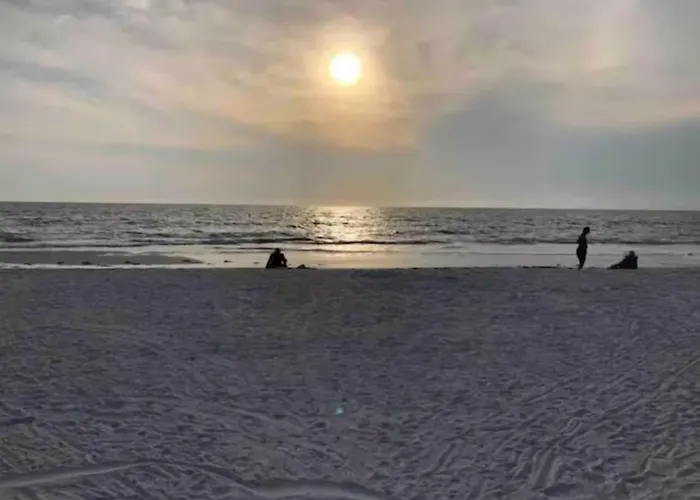 Walk To Beach, Bars, And Restaurants Nearby Apartment