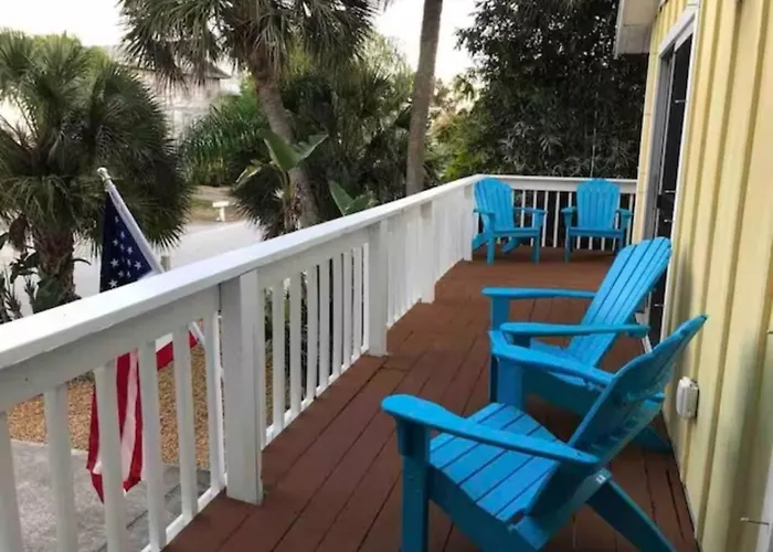 Apartment Walk To Beach, Bars, And Restaurants Nearby