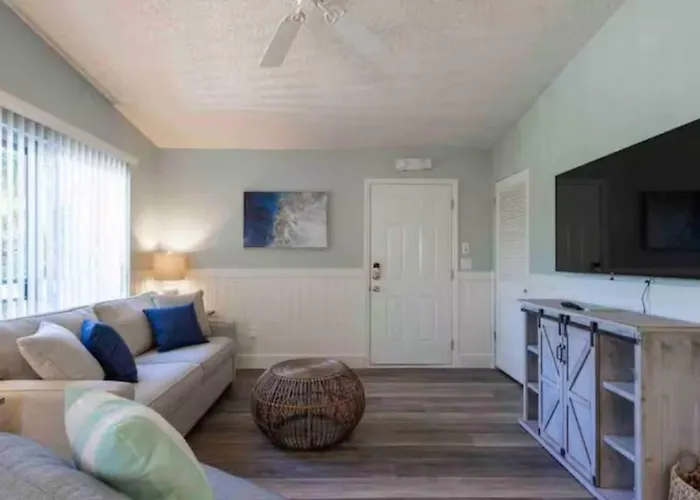 Apartment Walk To Beach, Bars, And Restaurants Nearby