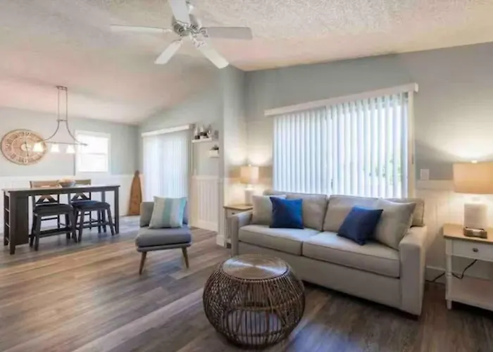 Walk To Beach, Bars, And Restaurants Nearby *