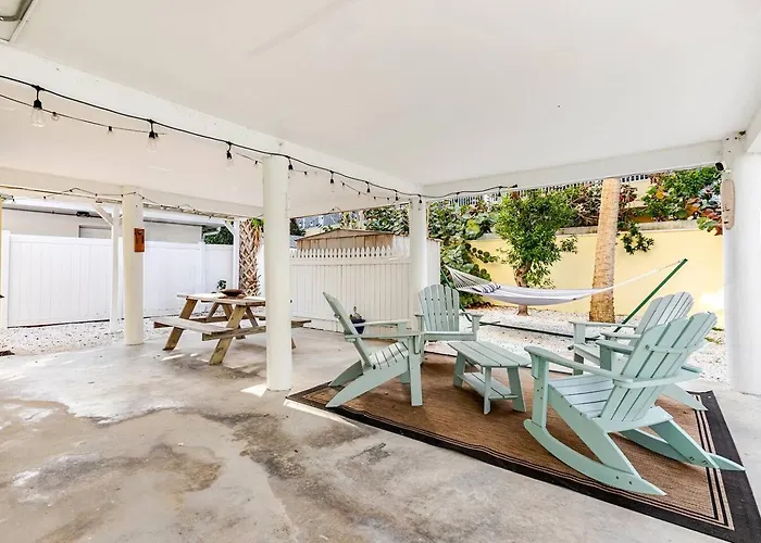 Walk To Beach, Bars, And Restaurants Nearby *