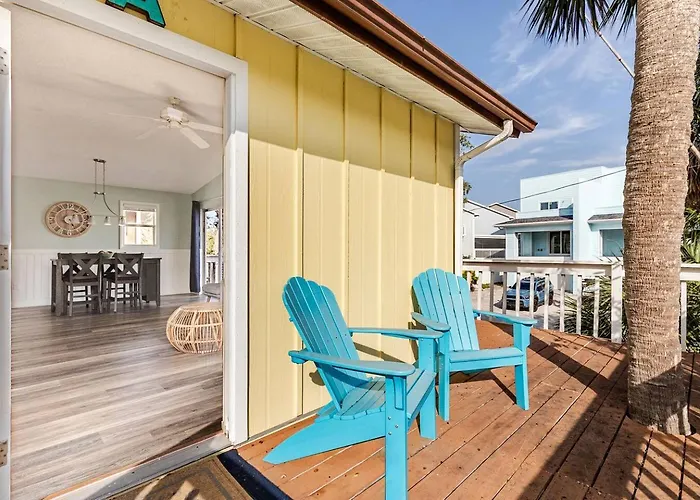 Walk To Beach, Bars, And Restaurants Nearby Apartment
