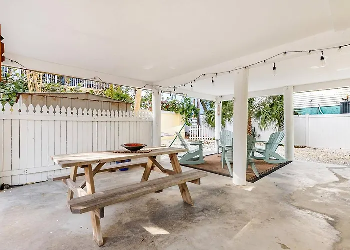 Walk To Beach, Bars, And Restaurants Nearby