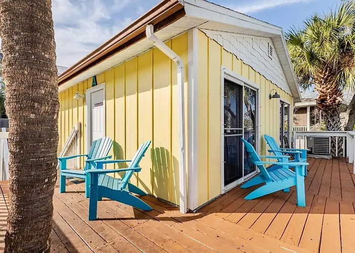 Walk To Beach, Bars, And Restaurants Nearby Apartment