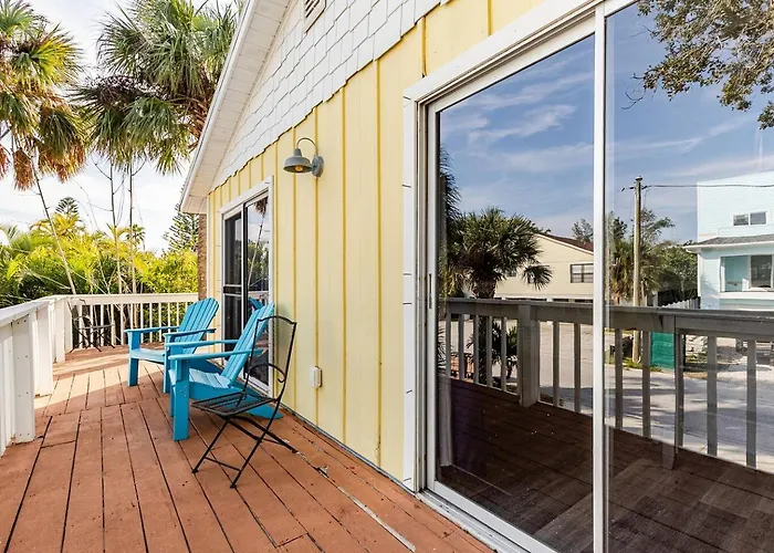Walk To Beach, Bars, And Restaurants Nearby *